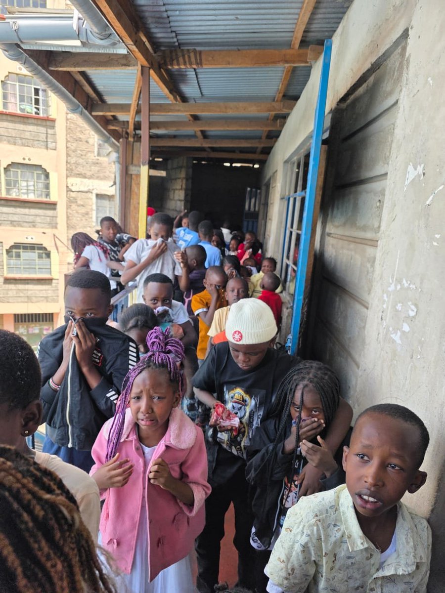 PropesaTV's tweet image. Ruto umelaaniwa. Unatupia teargas watoto?

Gachagua ametumiwa police na goons pale PCEA Kariobangi North