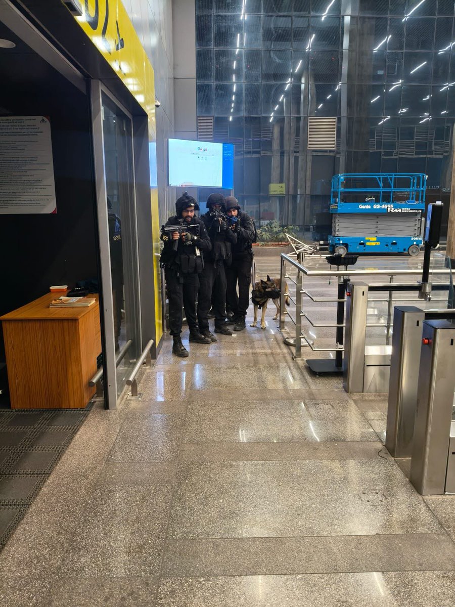 CISFHQrs's tweet image. Multi-Agency Mock Exercise Showcasing Synergy at ASG Surat

CISF in co-ordination with NSG and Surat Police led a high-intensity multi-agency mock exercise at Surat Airport, simulating a coordinated multiple-attack scenario across key airport zones.

Personnel from CISF, NSG,…