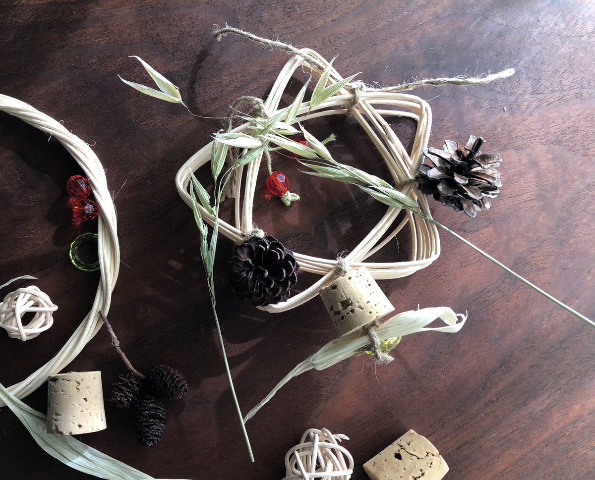 ✨ワークショップのお知らせ✨

日にち　12月14日（日曜日）
時間　　10:00～12:30   13:30～16:00
場所　　居茶屋のほさん<a href="/isayanoho/">居茶屋のほ～紅茶と焼き菓子の店</a> 
内容　　《天然石を使ったアクセサリーとクリスマスリース》

以下続きます↓