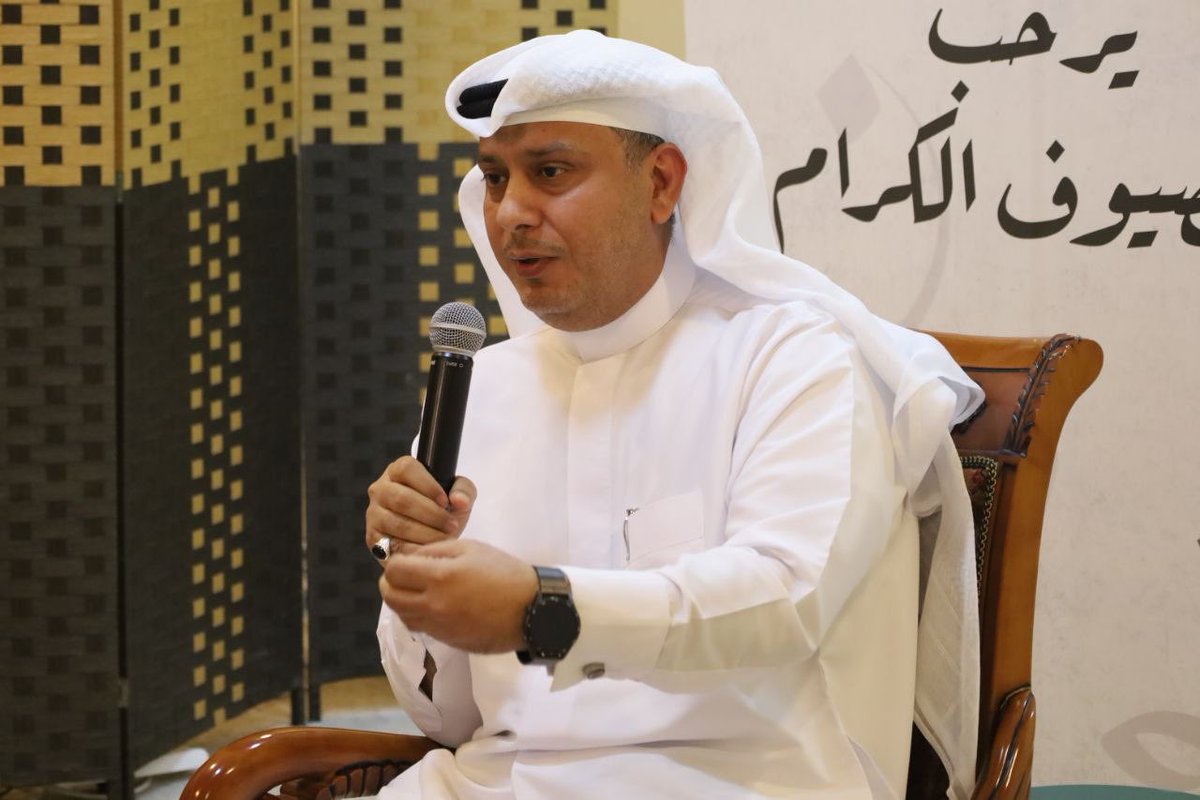 شهدت مكتبة كوب كتاب في حي الراشدية بالأحساء أمسية شعرية ماتعة حملت عنوان “القصيدة بين الذات والآخر: حضور الإنسان والبيئة في الصورة الشعرية”، قدّمها الشاعر والباحث أ. حسين اللويّم، وذلك ضمن فعاليات نادي قوافي الأدبي وبالشراكة مع الشريك الأدبي.

جاءت الأمسية لتسلّط الضوء على واحد