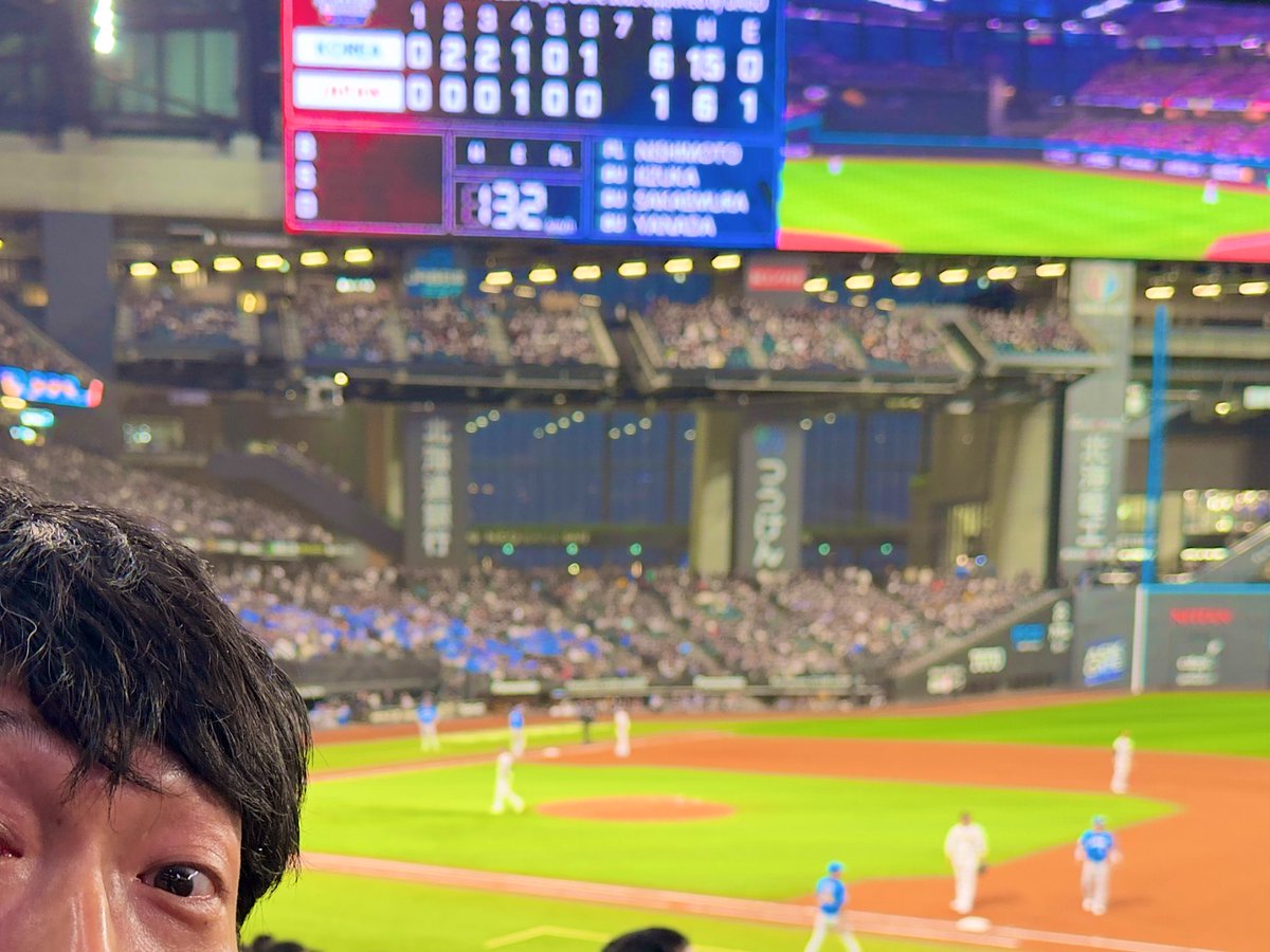 それぞれのレジェンド達を応援する気持ちが一つになる空間。

隣には、学生時代に渡辺俊介投手のビデオを擦り切れるまで参考にした福田太郎 アナ。渡辺さんの投球が始まると少年の顔に戻っていました☺️