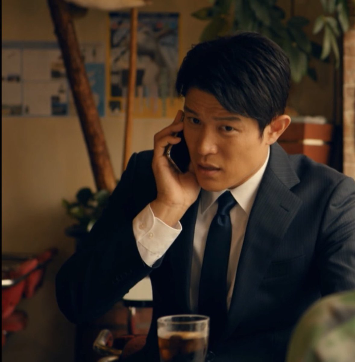 ryochanheihei's tweet photo. これあれだ、カフェで爽やか男前サラリーマンを見つけてLove so sweetが脳内で流れるけど、結婚指輪に気づいた瞬間コーヒーで火傷してマグカップ落としちゃうやつだ
#下剋上球児 #鈴木亮平 https://t.co/uppimIcihP