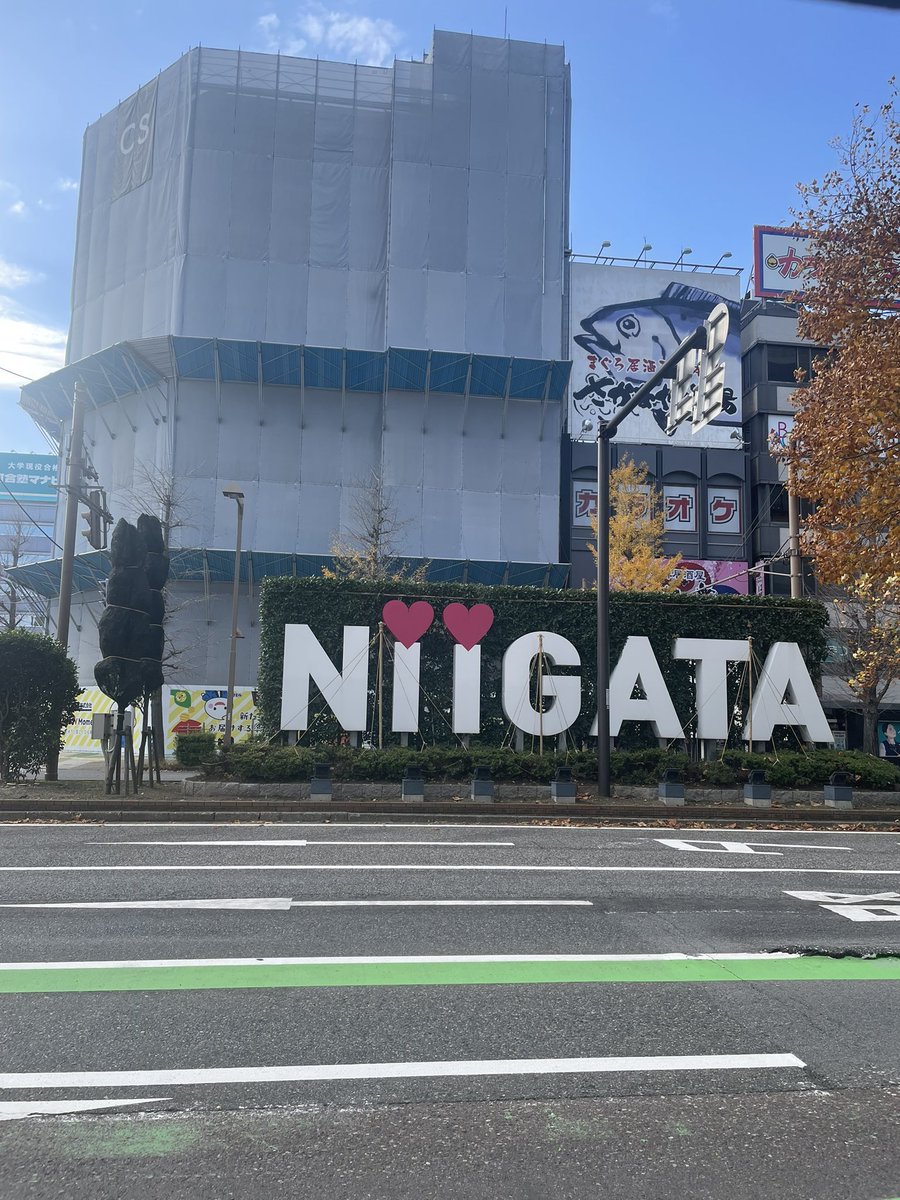 mipitee's tweet photo. グッズを当日長時間待たせて買わせるって昭和じゃない？みんな地べたに座って会場にも迷惑かけるし、昨日も物販販売1時間後に行って狙ってたのほぼ全滅だったからね。事前通販猛烈希望！だから今日は無事購入できて、打ち上げwして高速バスで帰宅中なう。横浜、東京も行きたい！リセールチケ狙うか… https://t.co/ByDQPaeurg
