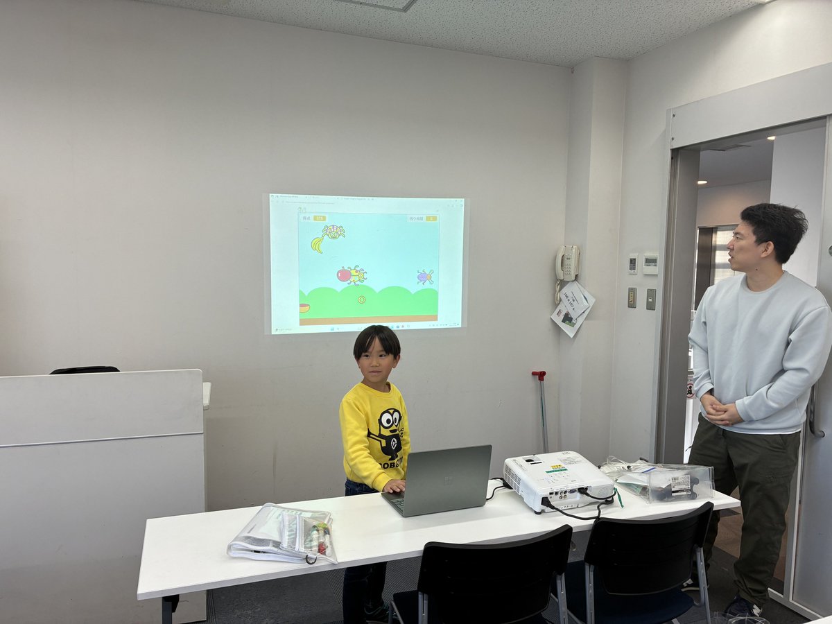 tsubasatwi's tweet image. CoderDojo 稲城 11/30 開催レポート！

本日はCoderDojo 稲城の開催日でした！
寒さに負けず、たくさんのニンジャたちが素晴らしい作品を見せてくれました✨

今日のハイライトは…
✅ Scratchで作ったキャッチゲームやアニメーション
✅ 都会の夜景を描いたドット絵作品🌃
✅…