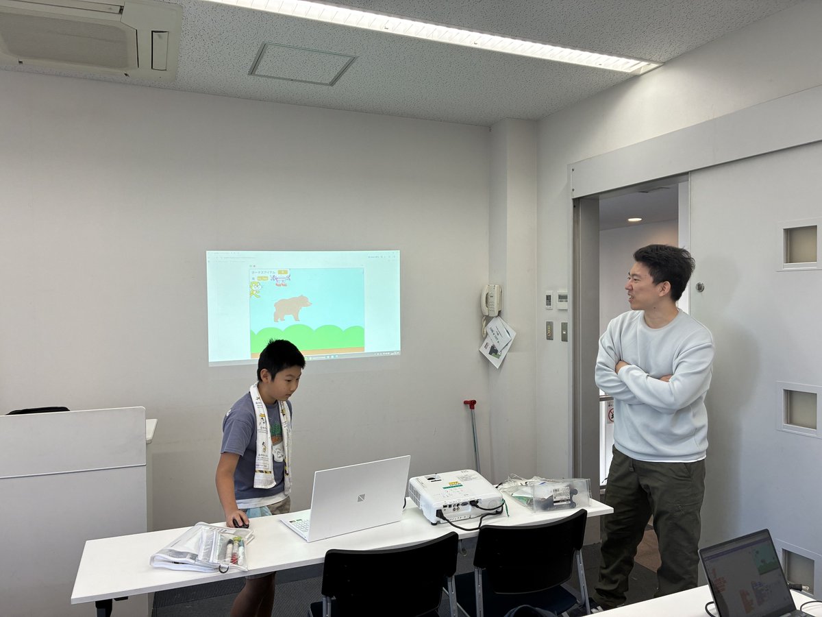 tsubasatwi's tweet image. CoderDojo 稲城 11/30 開催レポート！

本日はCoderDojo 稲城の開催日でした！
寒さに負けず、たくさんのニンジャたちが素晴らしい作品を見せてくれました✨

今日のハイライトは…
✅ Scratchで作ったキャッチゲームやアニメーション
✅ 都会の夜景を描いたドット絵作品🌃
✅…