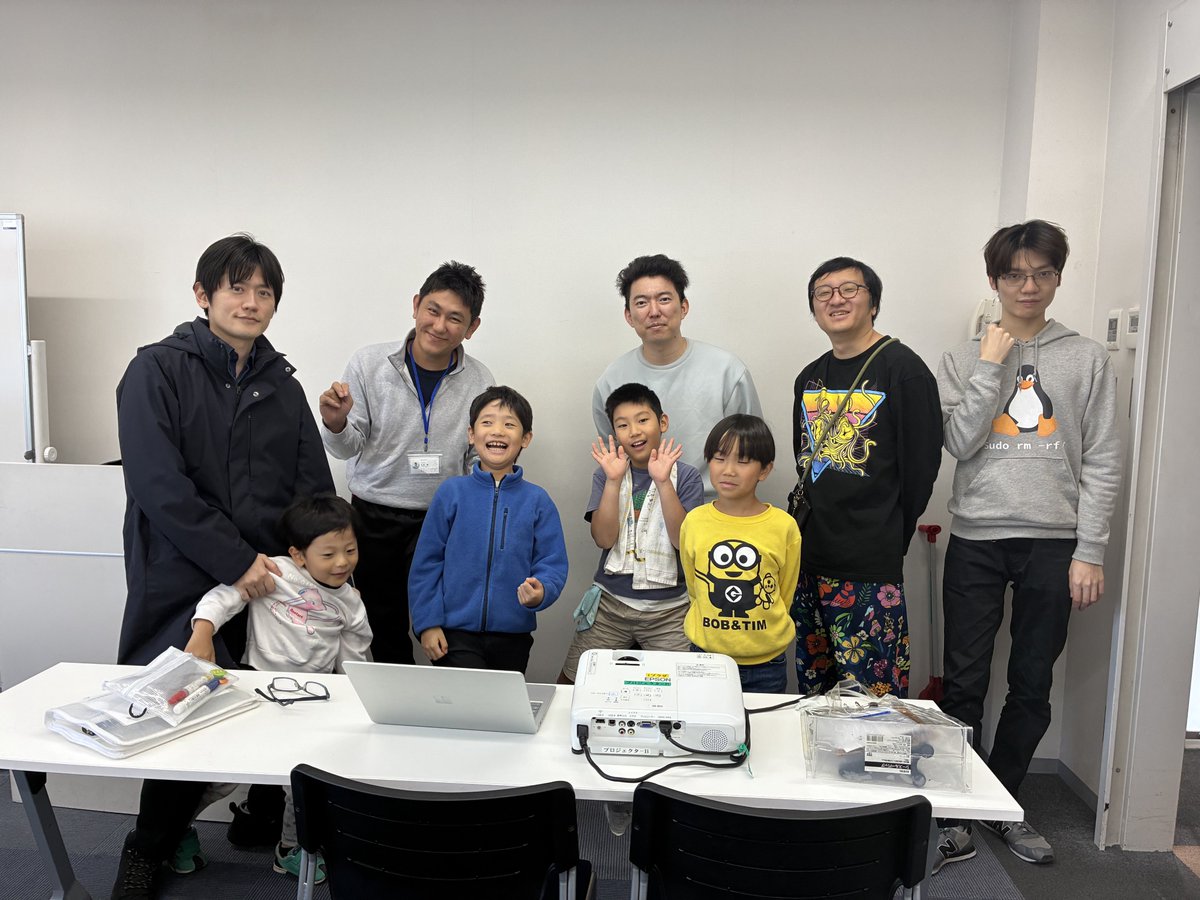tsubasatwi's tweet image. CoderDojo 稲城 11/30 開催レポート！

本日はCoderDojo 稲城の開催日でした！
寒さに負けず、たくさんのニンジャたちが素晴らしい作品を見せてくれました✨

今日のハイライトは…
✅ Scratchで作ったキャッチゲームやアニメーション
✅ 都会の夜景を描いたドット絵作品🌃
✅…