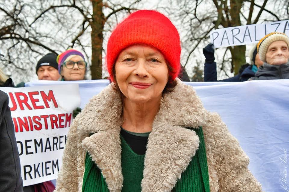 ❤️Joanna Szczepkowska:

Dzisiaj oczywiście refleksje po spotkaniu pod Belwederem. Nazywam to spotkaniem dlatego, że demonstracja powinna mieć jakiś naczelny cel, a my zebraliśmy się z jednej strony przeciwko prezydenturze Nawrockiego,