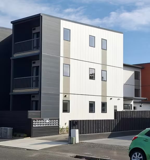 HelenClarkNZ's tweet image. Extraordinary given #homelessness crisis &amp;amp; lengthy social housing waiting lists that ideological opposition to state housing seems to stand in way of NZ Govt renting out Napier apartment block it owns with 30 flats completed 5 months ago: it stands empty. 
nzherald.co.nz/hawkes-bay-tod…
