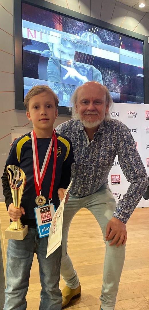 Rory won the U8 section at the CSC Grand Prix yesterday. His reward, a photo with <a href="/stuthefox/">Stuart Conquest</a>! 🏆🥳