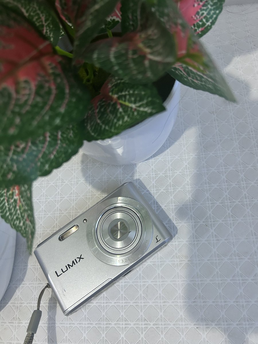 mamanyahachii's tweet image. WTS LUMIX DMC F5

- berfungsi normal✅
- flash on✅
- zoom in/out aman✅

(-) layar kotor dikit tapi ngga ngaruh sama sekali ke hasilnya

kelengkapan: unit, memori, card reader, pouch, strap

harga: 850k
shopee on✅
#zonauang #wts #wtsdigicam #lumix