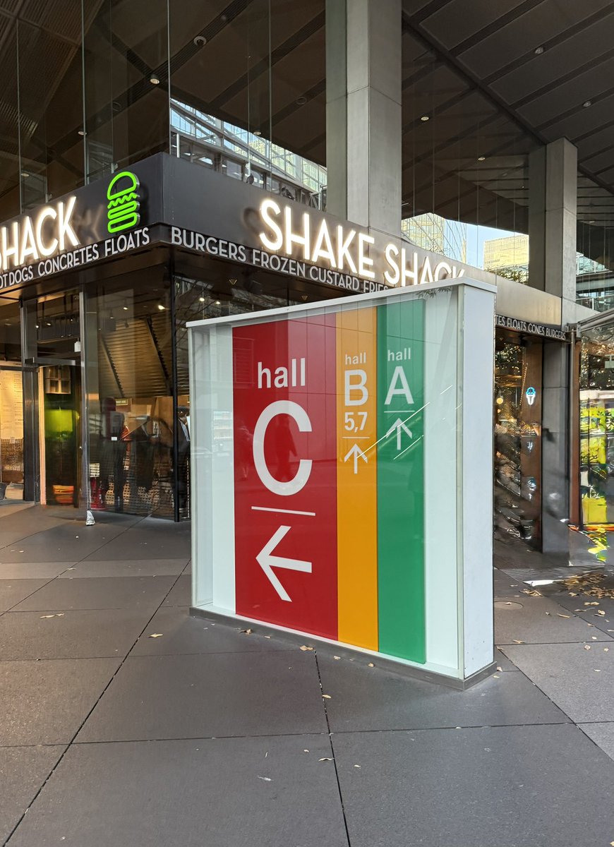 4f48kpMjSS8hjPt's tweet image. 25/11/30 林部智史 CONCERT TOUR 2025・秋〜愛させてくれてありがとう〜追加ファイナル公演 in 東京国際フォーラム ホールＣ〜11月末日歩行者天国の銀座から有楽町へ🚶‍♀️終始特別気分でコンサートを楽しめたのは驚きのゲストやバンドさん他スタッフさんの意気込みと林部智史さんの渾身のパフォーマンス💓