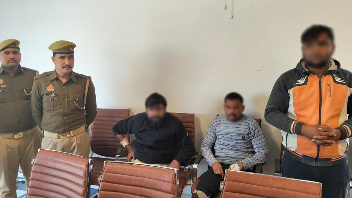 sambhalpolice's tweet image. #SPSambhal @Krishan_IPS के कुशल निर्देशन व #CO सम्भल श्री आलोक कुमार के कुशल नेतृत्व में थाना हजरतनगर गढ़ी पुलिस ने लूट की घटना का अनावरण कर 03 अभियुक्तों को अवैध शस्त्र, घटना में प्रयुक्त 01 मो0साइकिल, एक वैगनार कार व लूटी गयी नकदी 5,28,000 रूपये के साथ किया गिरफ्तार।
Part 1/3.