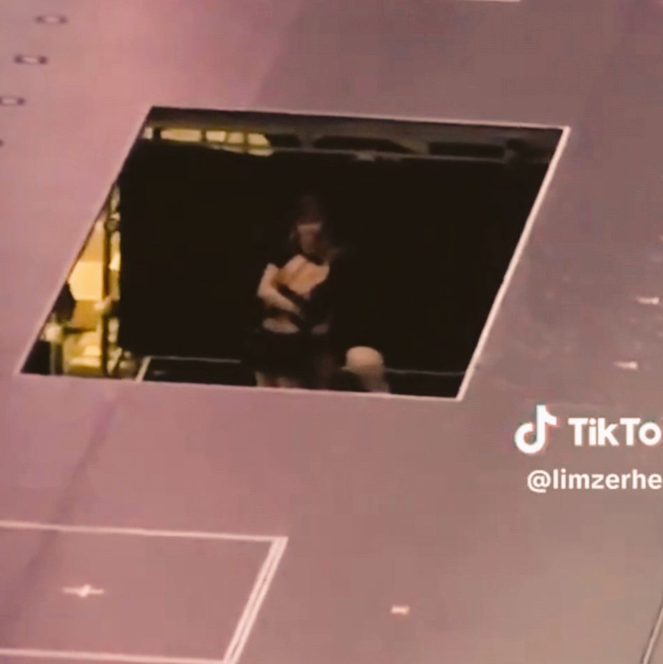 Adrianaphilips's tweet image. Oh... Come On, Let&apos;s Be Real......
I Love My Bestie, I Love My Friends and I Love My Co-Members.....

But I Don&apos;t Think, I Will Ever Behave Like This, With Them... Specially In The DARK🤷🏻‍♀️🤷🏻‍♀️🤷🏻‍♀️🤷🏻‍♀️🤷🏻‍♀️

I Hope You Got my Point🤫🤫🤫🤫

#DEADLINE_IN_SINGAPOREDay2
#JENNIE #LISA #JENLISA