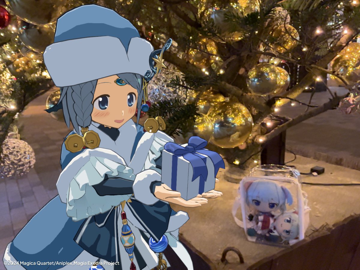 サンタさやかちゃんと夜のクリスマスツリー！
プレゼントボックス渡す姿でまどドラカメラできるの好き！
#まどドラカメラ　#まどドラ　#灯台劇場写真部