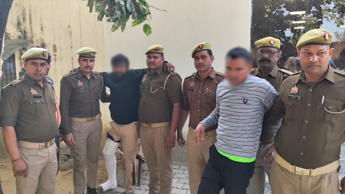 sambhalpolice's tweet image. #SPSambhal @Krishan_IPS के कुशल निर्देशन व #CO सम्भल श्री आलोक कुमार के कुशल नेतृत्व में थाना हजरतनगर गढ़ी पुलिस ने लूट की घटना का अनावरण कर 03 अभियुक्तों को अवैध शस्त्र, घटना में प्रयुक्त 01 मो0साइकिल, एक वैगनार कार व लूटी गयी नकदी 5,28,000 रूपये के साथ किया गिरफ्तार।
Part 1/3.