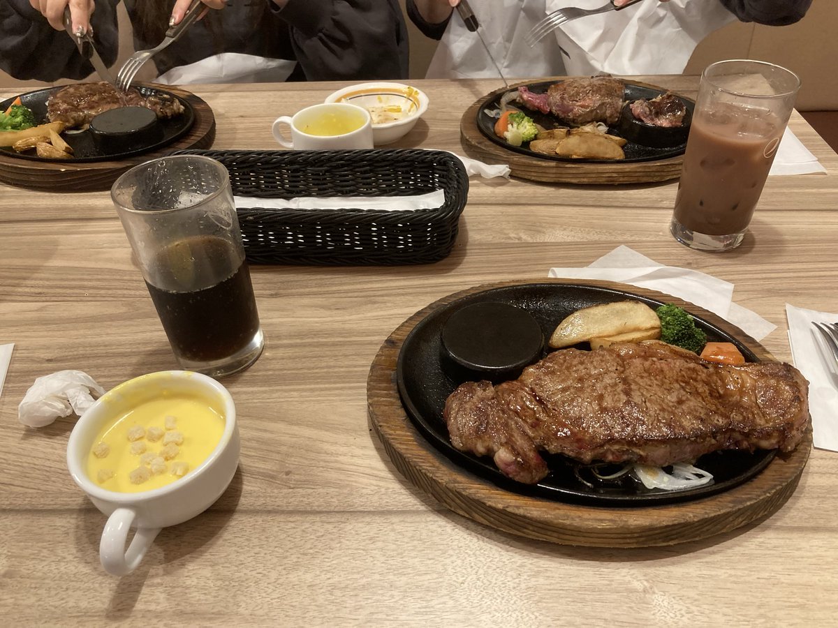 bingwan174132's tweet photo. 最近遊んでるマッチングアプリ。
今回マッチングした人は姉も待ち合わせに居て同行。元地下アイドルだったと。いろんな人に出会えて話聞けるのおもろい😎

昨日いい肉の肉って事で食べ行ったステーキ屋。味は正直駄目だった。料金以下のマズい飯には金を払わねぇ！

わけにはいかないので払いました😴 https://t.co/JmbC54znnA