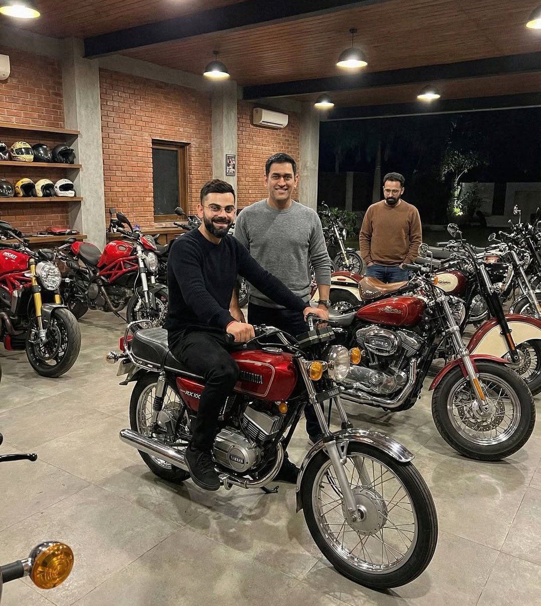 रांची में धोनी से मिलने के बाद विराट कोहली सैंचुरी के क़रीब।

मेरा पानी उतरता देख, मेरे किनारे पर घर मत बना लेना, मैं समंदर हूं, लौट कर वापस आउंगा..!!!♥️ #ViratKohli