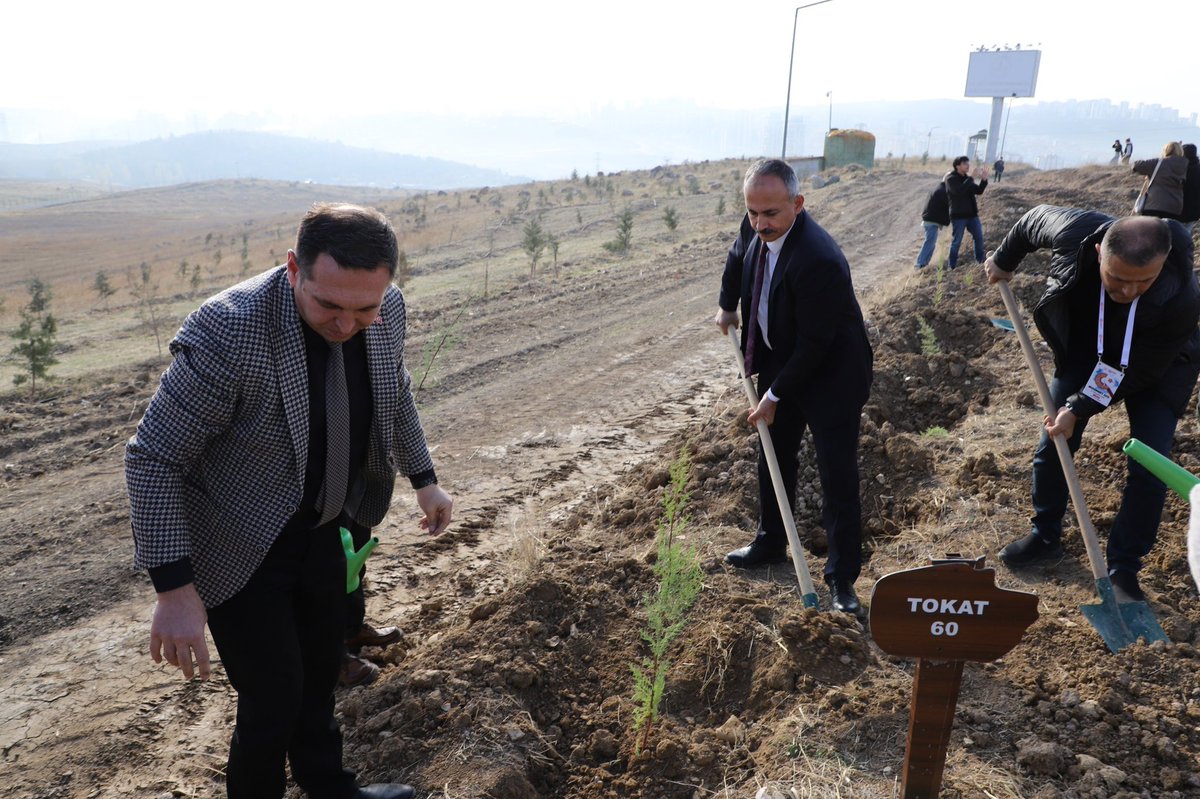 “Fidan dikmek geleceğe güvenle ve umutla bakmanın simgesidir”
Tohumdan Fidana Bir Kurtuluş Hikâyesi; Millî Mücadelenin 100. Yılında 100.000 Fidan Projemiz kapsamında diktiğimiz fidanların ağaç olup ormana dönmesi dileğiyle…