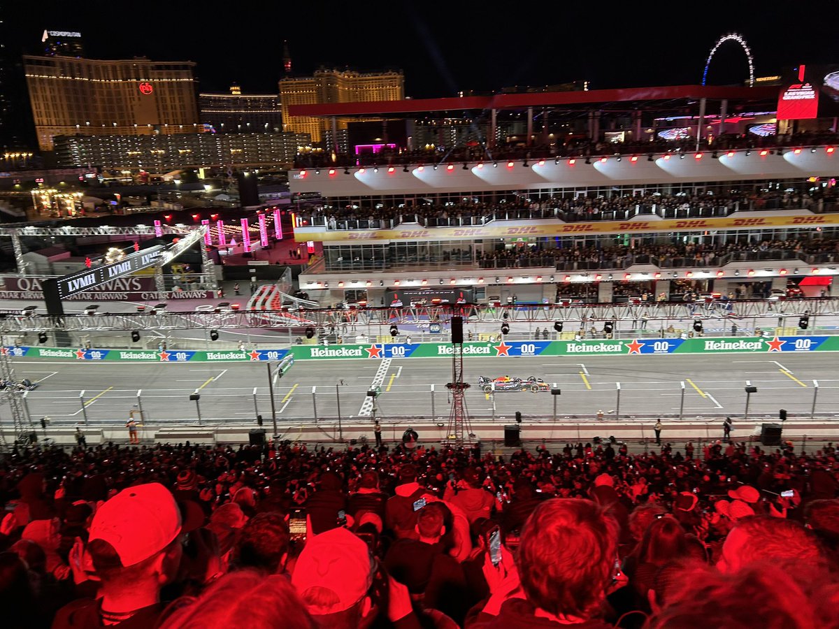 carnumber_11's tweet photo. ベガス決勝レース終了
ベガスのグランドスタンドからの景色は何もかもが凄かった✨
#f1jp https://t.co/UCo6ifYX3t