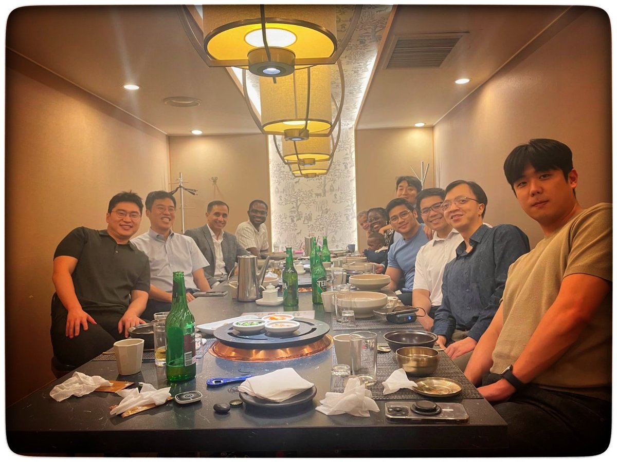 AbdallaDeb's tweet photo. Bidding farewell to a very kind colleague @HuanT_OncoUro who has finished the @snuh_official Fellowship program, heading back to #Vietnam with thanks to @drboss_urology The master of the quickest ever #RAPN
@KorUrological @kmoretry 
See you in #London @Uroweb https://t.co/W1oDnoAaOr