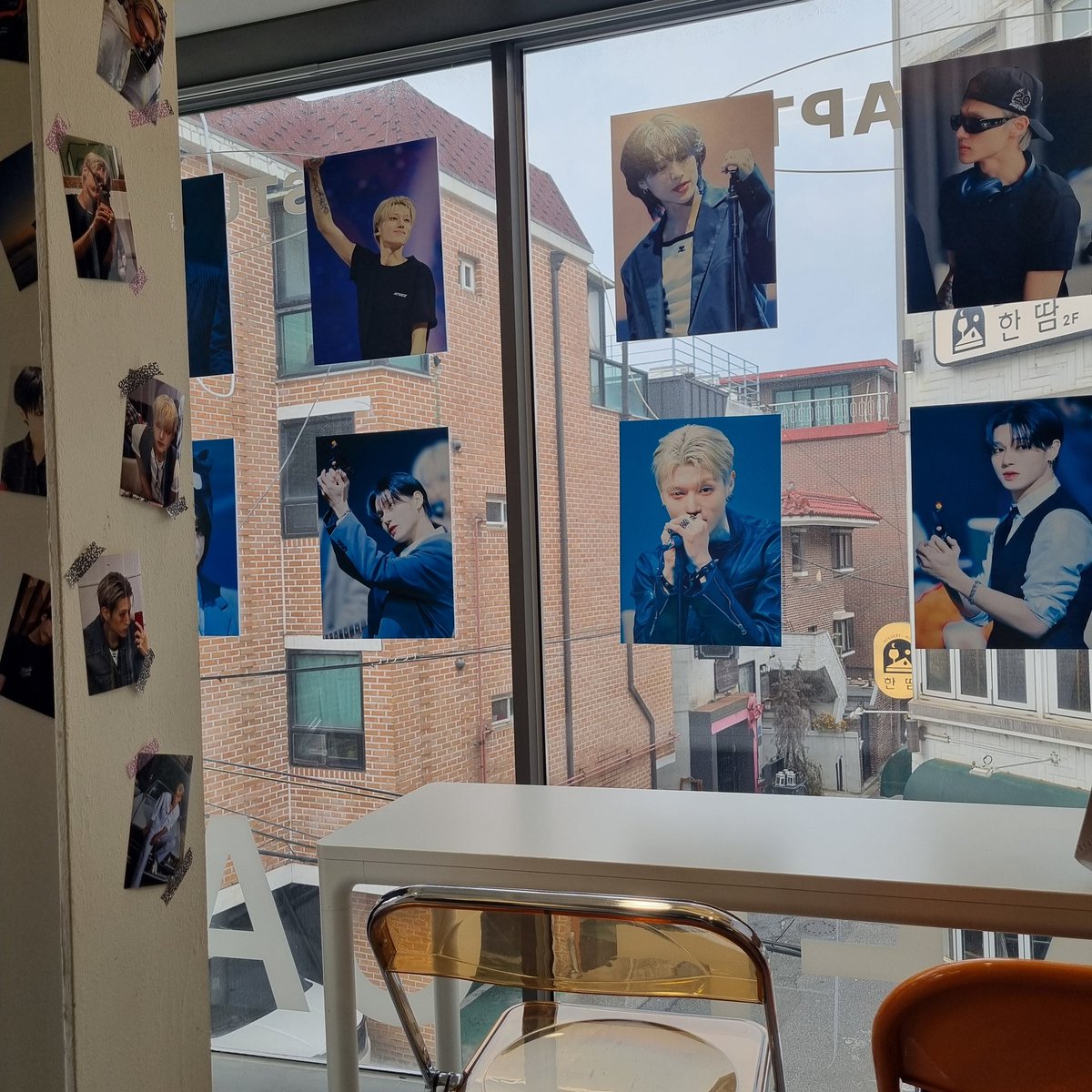 r3produc3's tweet photo. #YOUNG_DAY_IN_THE_FILM
케이크 너무 이뻐서 찍었는데 지금보니까 한 입 먹혀있어🥹 캐비넷 사실 찍은것보다 뭐가 더 많았는데 제대로 못봐서 아쉽... 웃겼던거 1나 직캠나오거에서 애교영상 나왔더니 다들 멈추시고 쳐다봄😆 책갈피때문에 꼭 가야지 맘 먹었는데 키링까지 얻어서 완벽했다! 🖤 https://t.co/b0JoHgF27Z