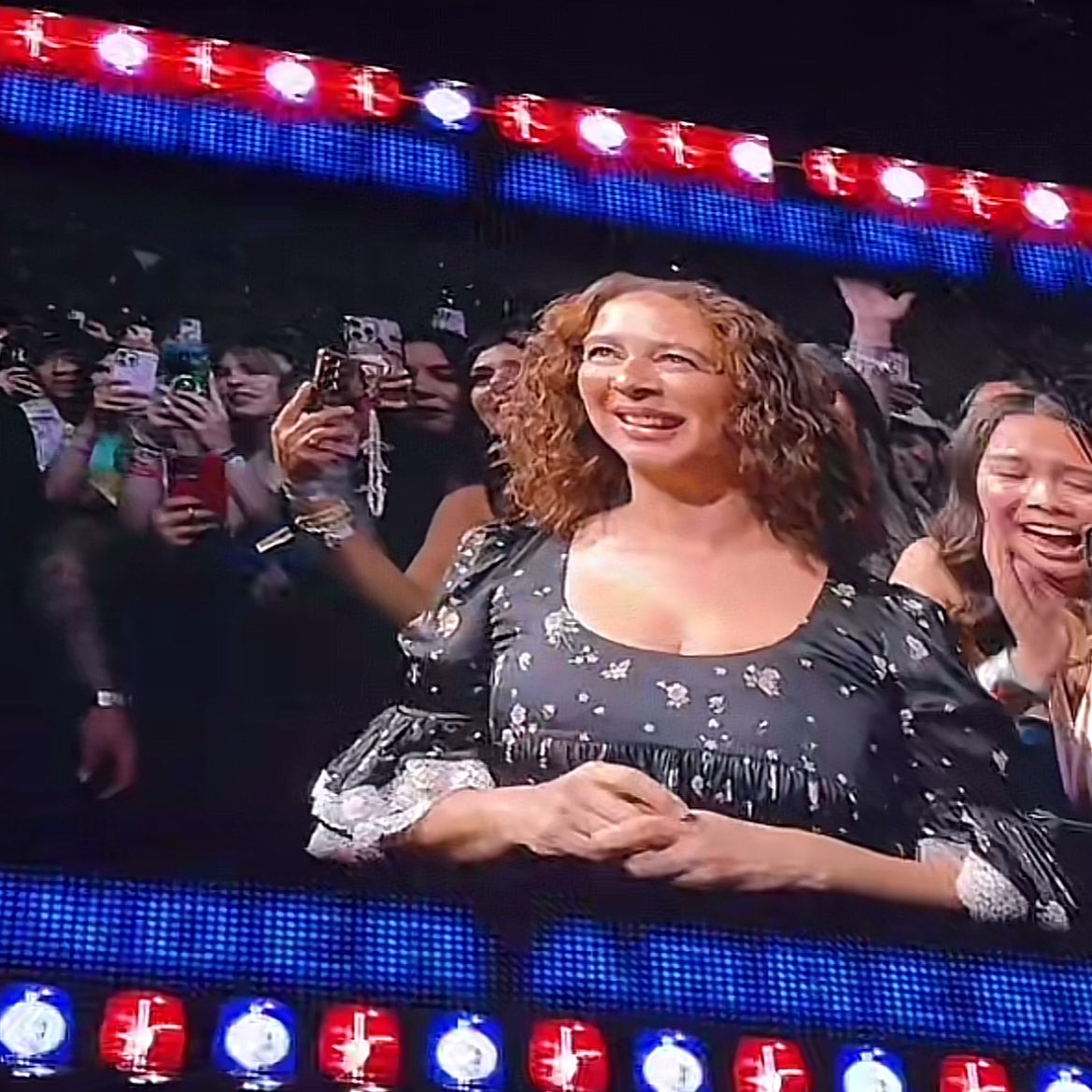 UpdatesBrinaBR's tweet image. 🚨 Sabrina Carpenter está prendendo a atriz Maya Rudolph para ‘Juno’! #LAShortnSweet N5