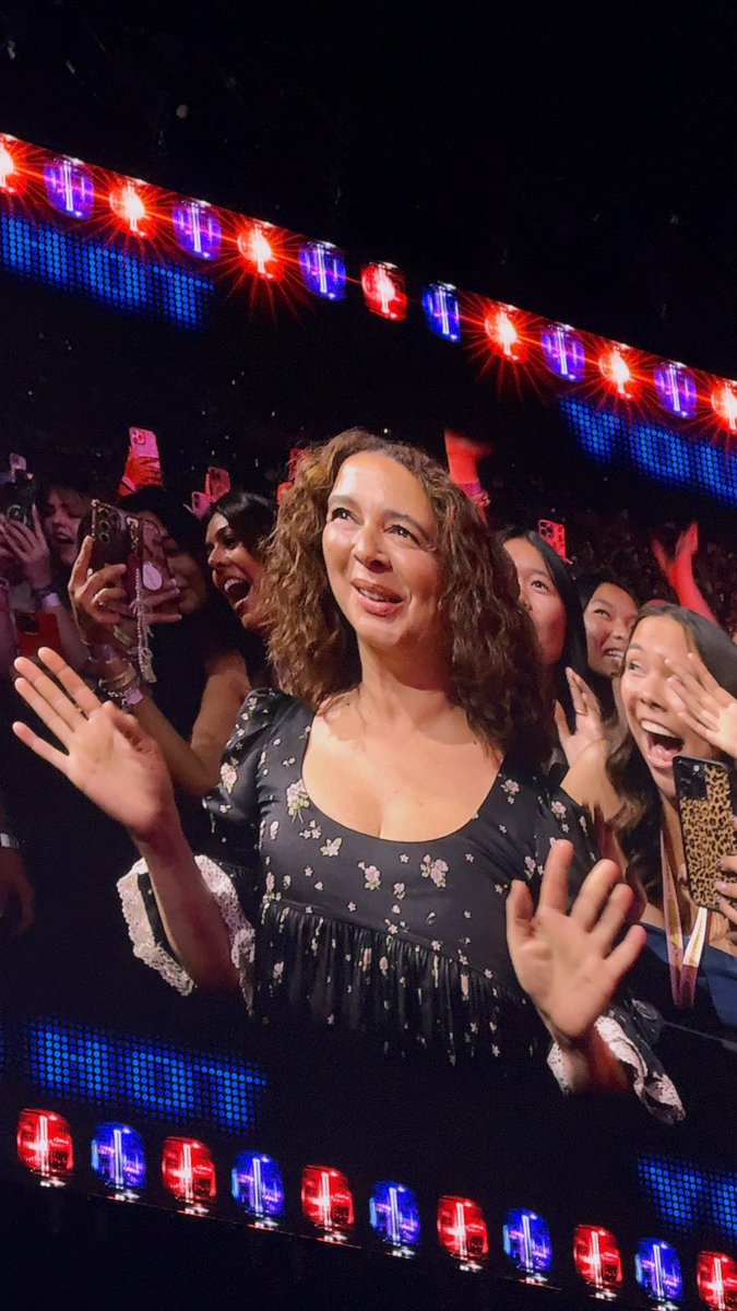 UpdatesBrinaBR's tweet image. 🚨 Sabrina Carpenter está prendendo a atriz Maya Rudolph para ‘Juno’! #LAShortnSweet N5