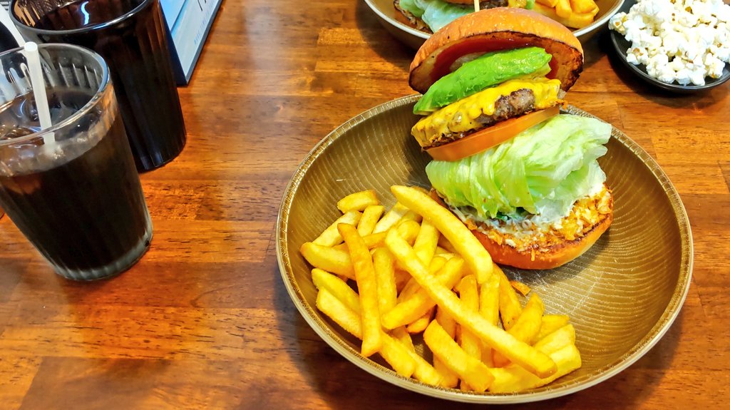 dscymh's tweet photo. ドリンク･ポテト･ポップコーン付き🍔めちゃ安くて美味しい🤤 https://t.co/8PjGCbTqAt