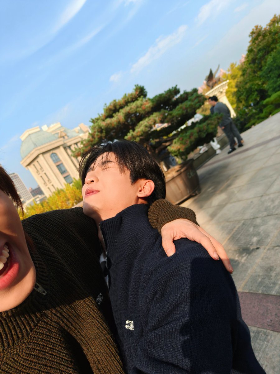 nakanisnakan's tweet image. มีคนโดนรวบ (หรือว่ายอมเอง👀)

#ThomasKong #โทมัสก้อง