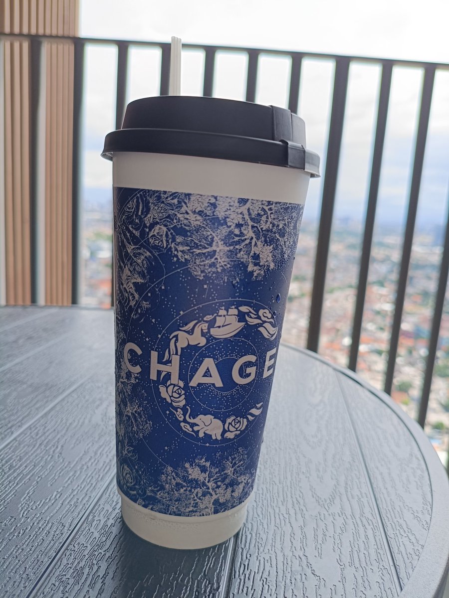 0sushi0sushi's tweet image. ChageeとMollyの容器とストロー全く同じやったけど同じグループなのか？！