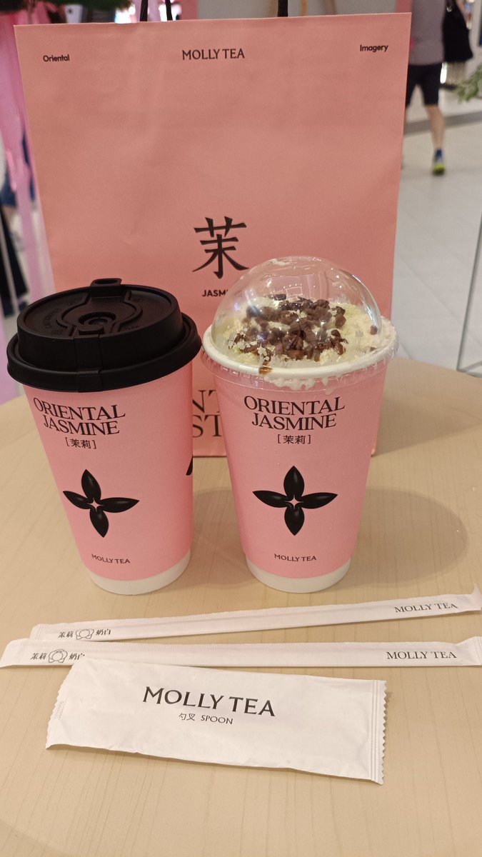 0sushi0sushi's tweet image. ChageeとMollyの容器とストロー全く同じやったけど同じグループなのか？！