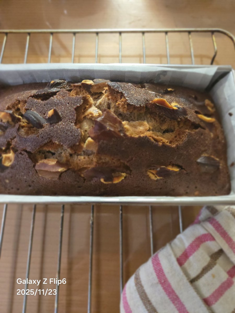 No05ne30's tweet image. 午前中タイヤ交換完了d(･∀･`*)

それからくるみパウンドケーキを👩‍🍳
くるみ全部混ぜないで上にも乗せてみた🥜
焼いてる最中にシナモンの香りがふわ～っとしてていい匂い♪v(*&apos;-^*)^☆
待ち時間にナッティ焦がしキャラメル頂きたいです😆☕🎶
#ナッティ焦がしキャラメル