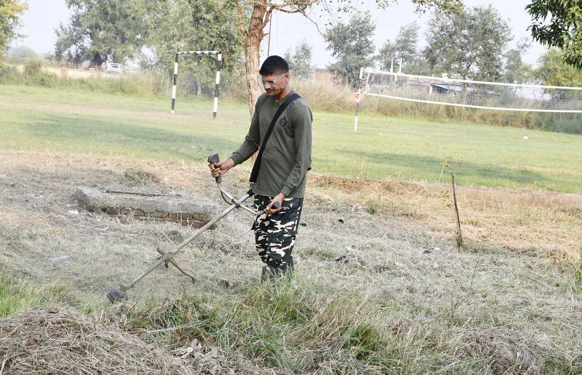 9BnSSB_INDIA's tweet photo. рд╕реНрд╡рдЪреНрдЫ рдкрд░рд┐рд╕рд░, рдмреЗрд╣рддрд░ рдордиреЛрдмрд▓тАФрд╕рд╛рде рдЖрдПрдВ, рд╕реНрд╡рдЪреНрдЫрддрд╛ рдЕрдкрдирд╛рдПрдВред
@SSB_INDIA
@SSBFTRLUCKNOW
@SSBSHQGKP
#SwasthAurSurakshit
#CleanCampusDrive
#SevaDisciplineCleanliness
#SustainableSanitation
#GreenAndCleanHQ
#DutyWithDignity
#CleanlinessIsDiscipline https://t.co/MwImkA5kwm