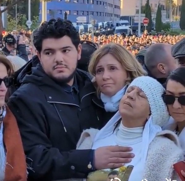 Mais, mais, .... 😳
Je vois ce que je vois ? 
Yael Braun Pivet qui vient s'incruster entre Amine et sa mère pour être sur la photo ? 
Mais qui fait ce genre de chose ? 
Je suis choquée par une telle indécence.