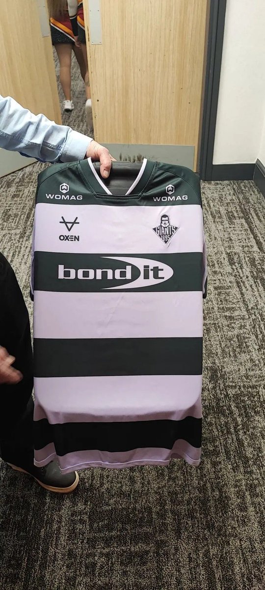 I love that the new <a href="/Giantsrl/">Huddersfield Giants 🐮🔔</a> away kit is the Rugby League version of 'the dress', no one can agree what colour it is 😅