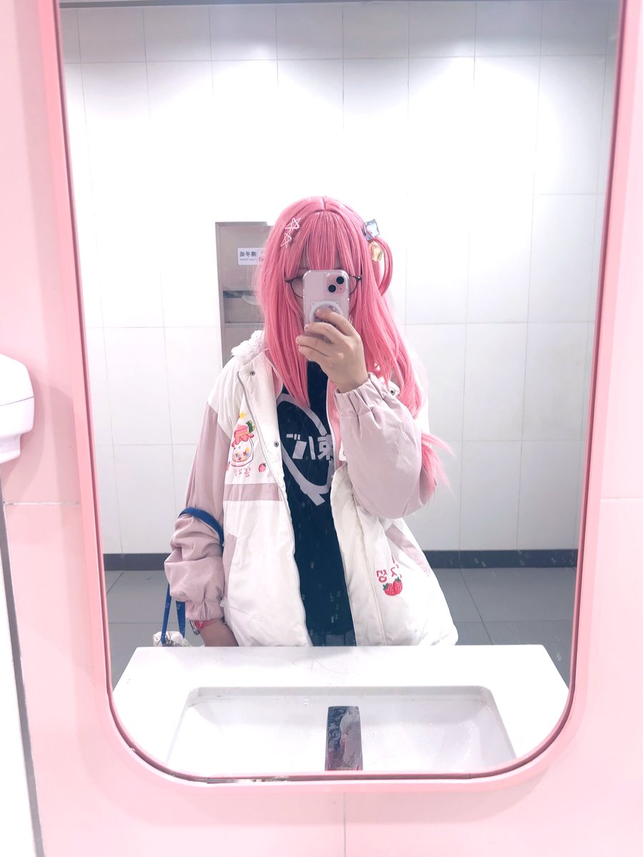 cxmiss_cc's tweet image. 想想自己都一把年纪了都快当老阿姨的人还在穿着小学六年级买的外套扮嫩就觉得挺好笑的hhhhhhhh