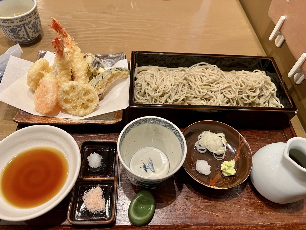 despairalf's tweet photo. 隠れ家的そば屋。天ぷらサクサクで美味かったし、エビもぷりぷりしていた。

コシのある蕎麦も好みなので⭕️ https://t.co/Yb31YEFb0g