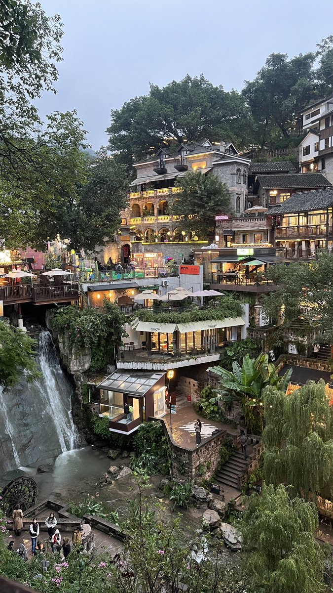 janviorbored's tweet image. รีวิวเที่ยวจีน 2025 🇨🇳  ฉงชิ่ง - เฉิงตู 7วัน 6คืน 
ฉบับไปเอง วางแผนเที่ยวเอง 

เดินทางโดยสายการบิน Air Asia บินตรง 3 ชั่วโมงไปกลับดอนเมือง-ฉงชิ่ง 

- ตม. ไม่ดุเลยไม่ถามอะไรสักนิดใช้เวลาแป๊บเดียวก็สามารถเข้าเมืองเขาได้เลย

1.ความสวยของบ้านเมือง ที่นี่สวยมากๆจะไปที่ไหนก็คือสวย…