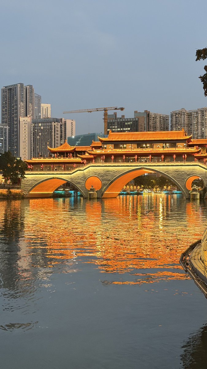 janviorbored's tweet image. รีวิวเที่ยวจีน 2025 🇨🇳  ฉงชิ่ง - เฉิงตู 7วัน 6คืน 
ฉบับไปเอง วางแผนเที่ยวเอง 

เดินทางโดยสายการบิน Air Asia บินตรง 3 ชั่วโมงไปกลับดอนเมือง-ฉงชิ่ง 

- ตม. ไม่ดุเลยไม่ถามอะไรสักนิดใช้เวลาแป๊บเดียวก็สามารถเข้าเมืองเขาได้เลย

1.ความสวยของบ้านเมือง ที่นี่สวยมากๆจะไปที่ไหนก็คือสวย…