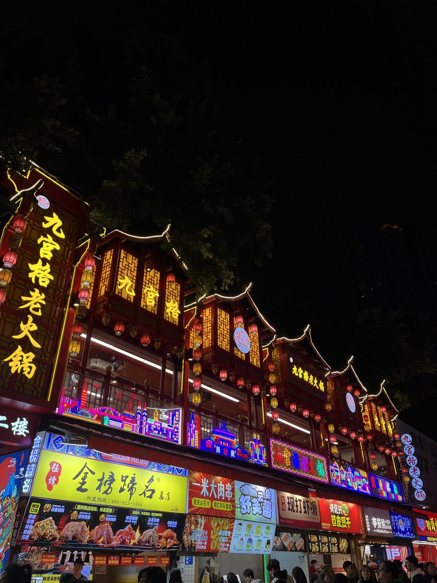 janviorbored's tweet image. รีวิวเที่ยวจีน 2025 🇨🇳  ฉงชิ่ง - เฉิงตู 7วัน 6คืน 
ฉบับไปเอง วางแผนเที่ยวเอง 

เดินทางโดยสายการบิน Air Asia บินตรง 3 ชั่วโมงไปกลับดอนเมือง-ฉงชิ่ง 

- ตม. ไม่ดุเลยไม่ถามอะไรสักนิดใช้เวลาแป๊บเดียวก็สามารถเข้าเมืองเขาได้เลย

1.ความสวยของบ้านเมือง ที่นี่สวยมากๆจะไปที่ไหนก็คือสวย…