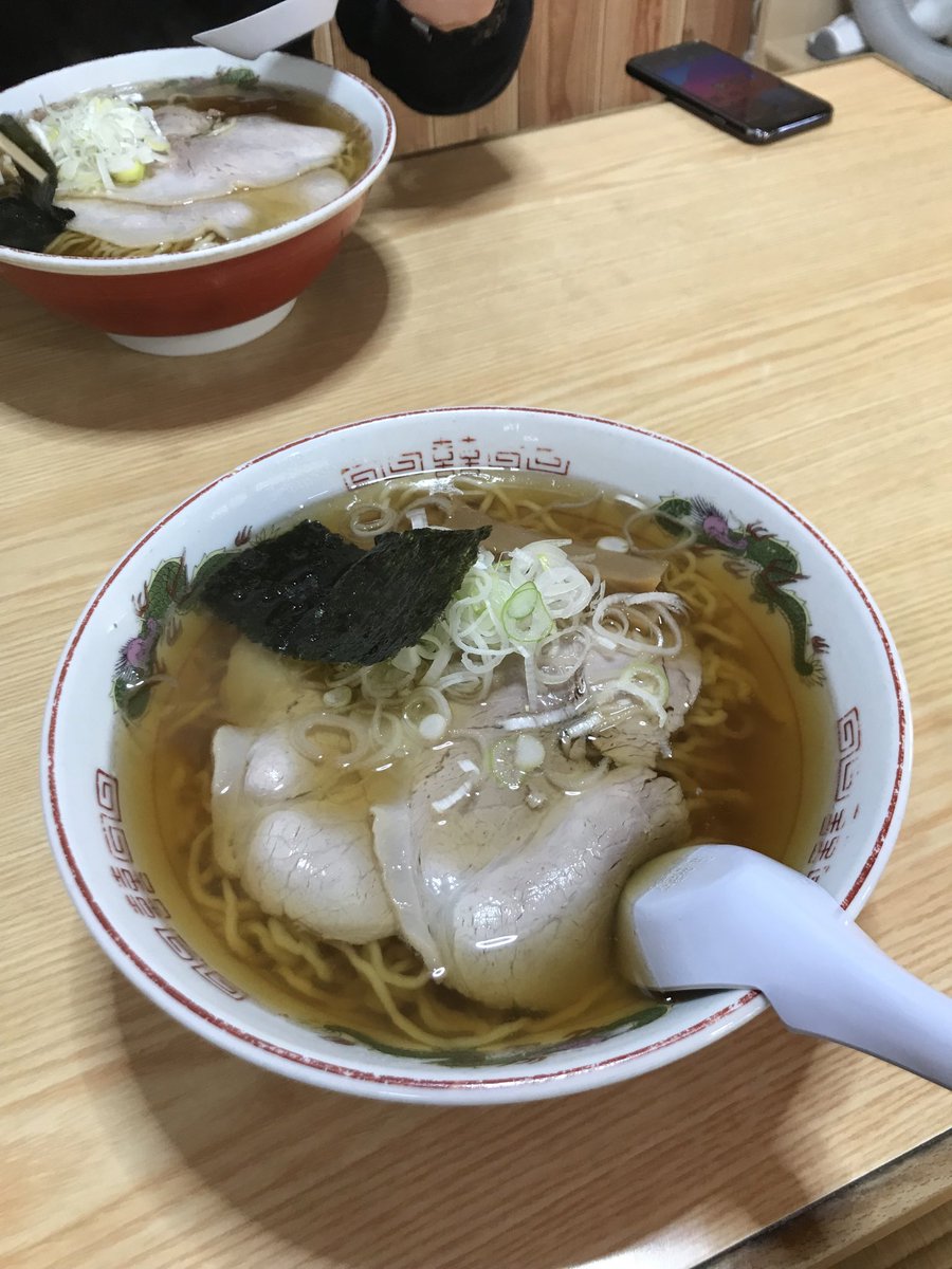 FeelingPay's tweet image. 秋田からの帰り道、日東道走ってる限りは延々に食事しようがないので、高速の切れ目県境のラーメン屋さんに。
13時になろうかって時間でしたが、めっちゃ並んでた！待ち時間に眺めていた山、ここからも最近はクマが下りてきてるらしいです🐻
