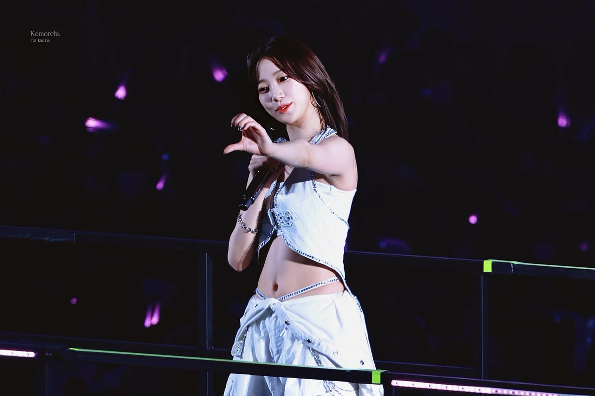 251119 
반짝이는 별을 모아 그리는 그런 사람
#LE_SSERAFIM #르세라핌
#KAZUHA #카즈하 #カズハ