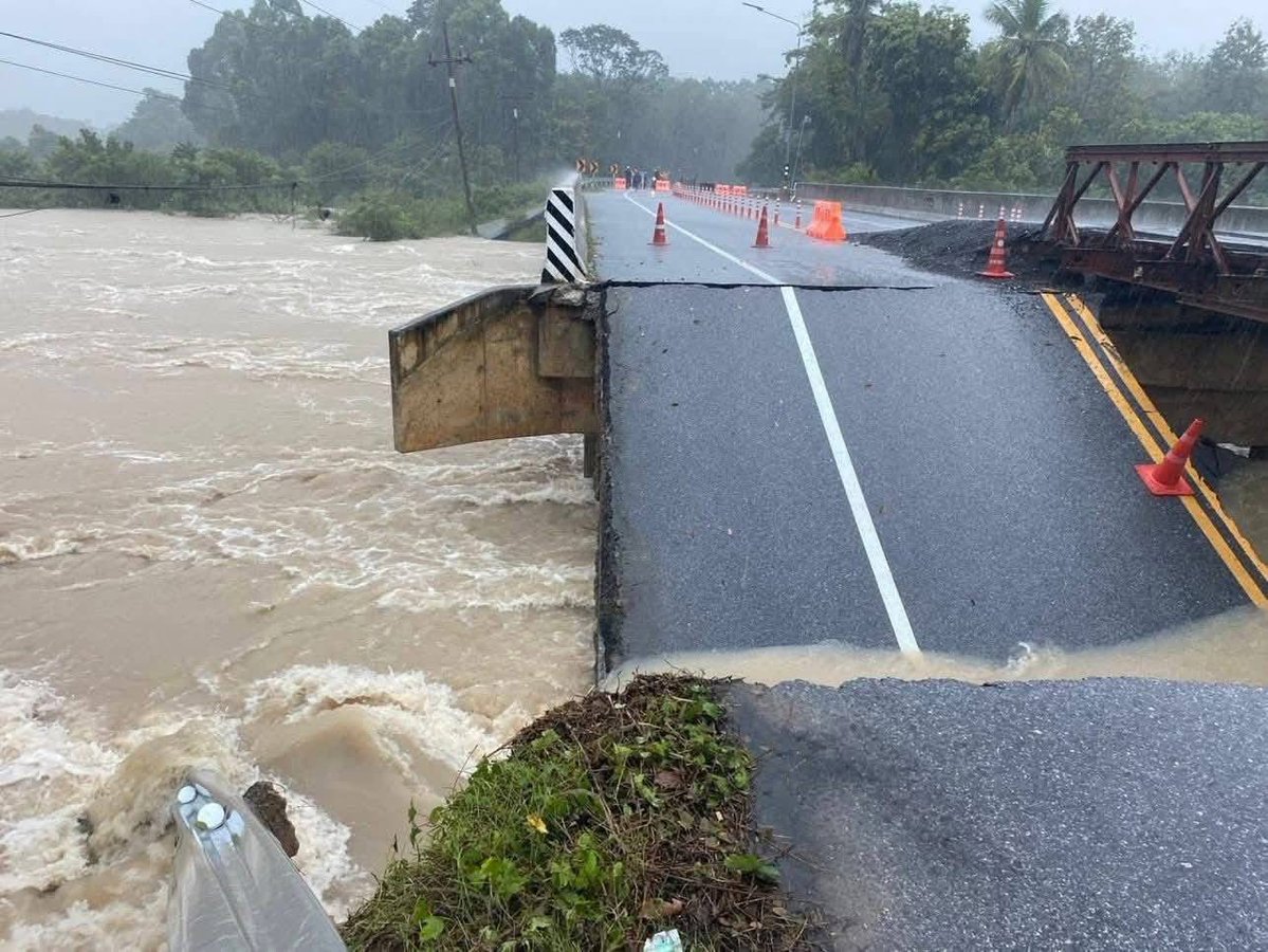 js100radio's tweet image. ❌สะพานขาด เส้น 4060 ช่วง ต.จะกว๊ะ อ.รามัน จ.ยะลา ระหว่างทาง กะพ้อ รือเสาะ เมื่อสักครู่ ตอน 12.40 น.

(Cr. เพจ สวท.ยะลา กรมประชาสัมพันธ์)