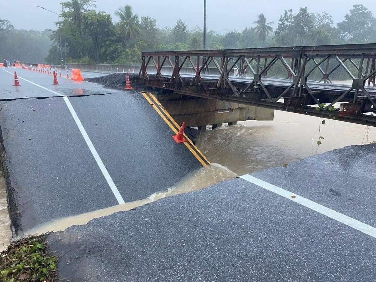 js100radio's tweet image. ❌สะพานขาด เส้น 4060 ช่วง ต.จะกว๊ะ อ.รามัน จ.ยะลา ระหว่างทาง กะพ้อ รือเสาะ เมื่อสักครู่ ตอน 12.40 น.

(Cr. เพจ สวท.ยะลา กรมประชาสัมพันธ์)