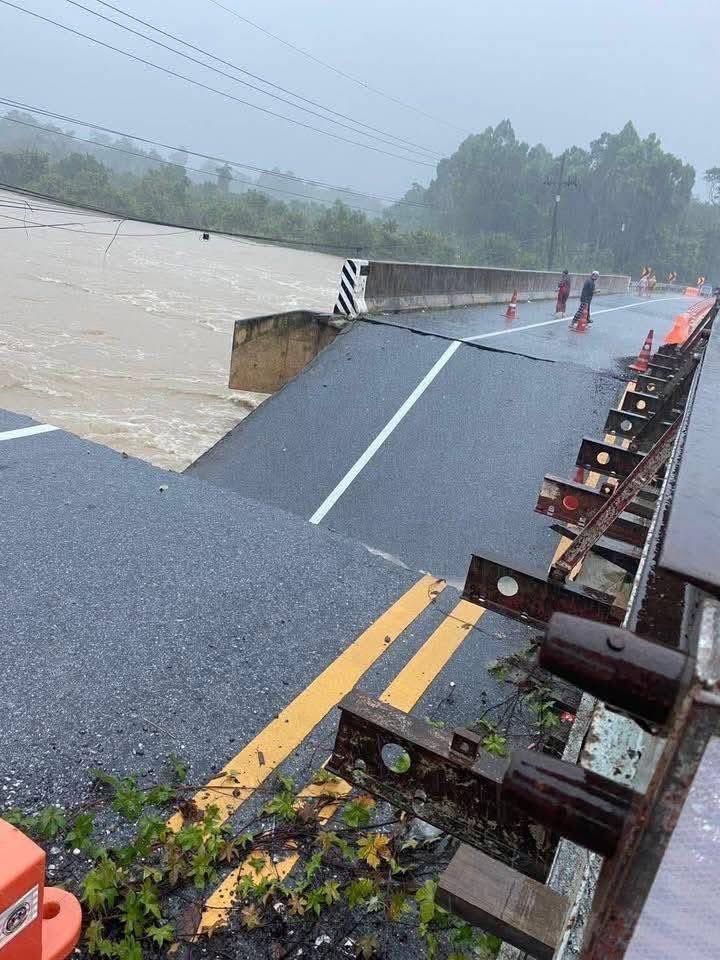 js100radio's tweet image. ❌สะพานขาด เส้น 4060 ช่วง ต.จะกว๊ะ อ.รามัน จ.ยะลา ระหว่างทาง กะพ้อ รือเสาะ เมื่อสักครู่ ตอน 12.40 น.

(Cr. เพจ สวท.ยะลา กรมประชาสัมพันธ์)