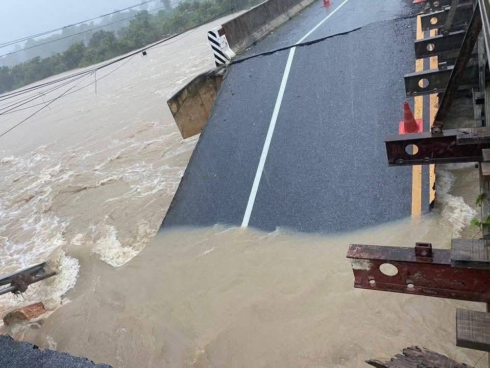 js100radio's tweet image. ❌สะพานขาด เส้น 4060 ช่วง ต.จะกว๊ะ อ.รามัน จ.ยะลา ระหว่างทาง กะพ้อ รือเสาะ เมื่อสักครู่ ตอน 12.40 น.

(Cr. เพจ สวท.ยะลา กรมประชาสัมพันธ์)