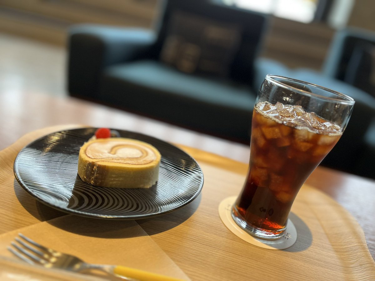 yuto_apps's tweet image. いつものカフェから見る紅葉がキレイ🍁