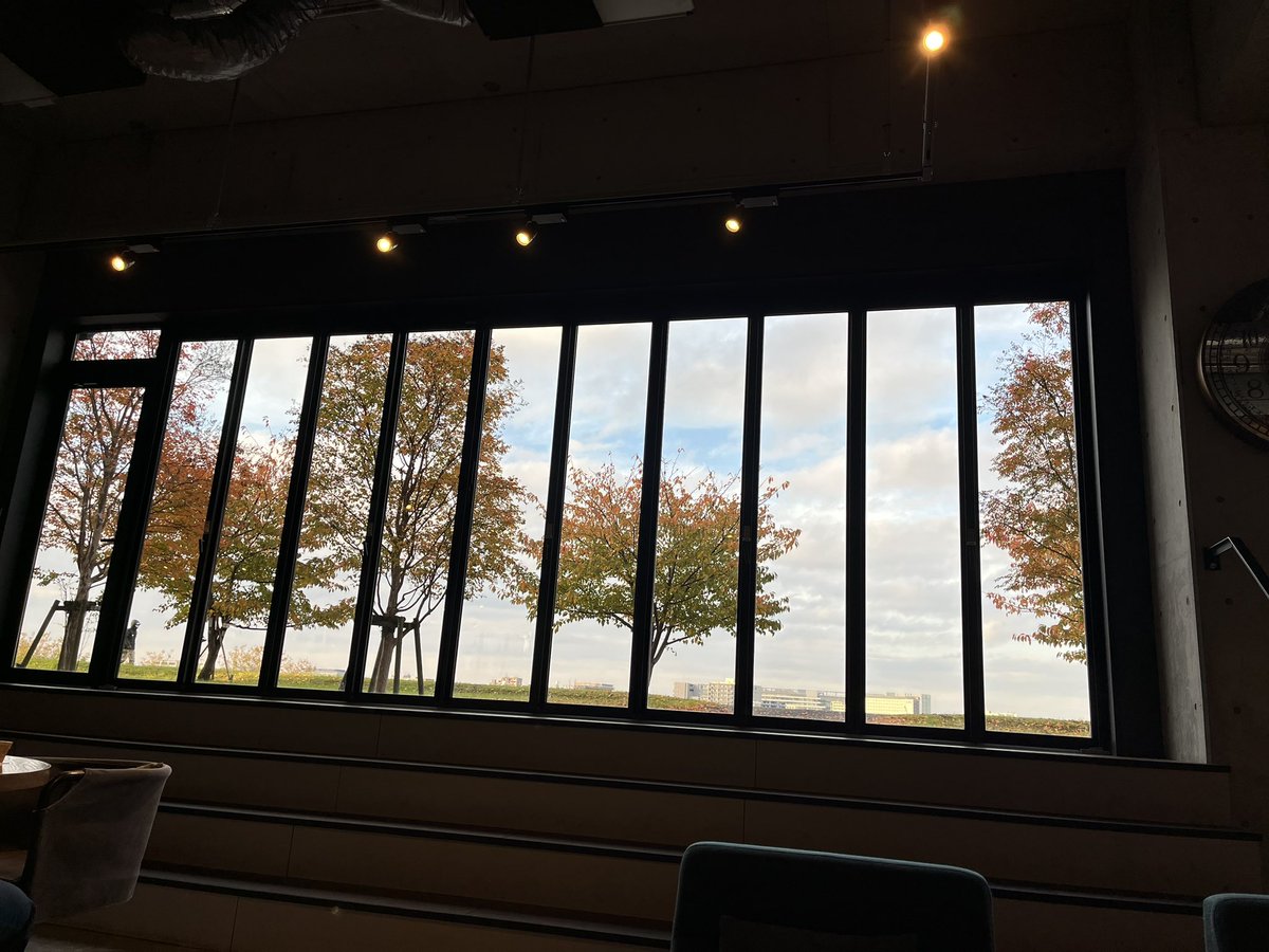 yuto_apps's tweet image. いつものカフェから見る紅葉がキレイ🍁