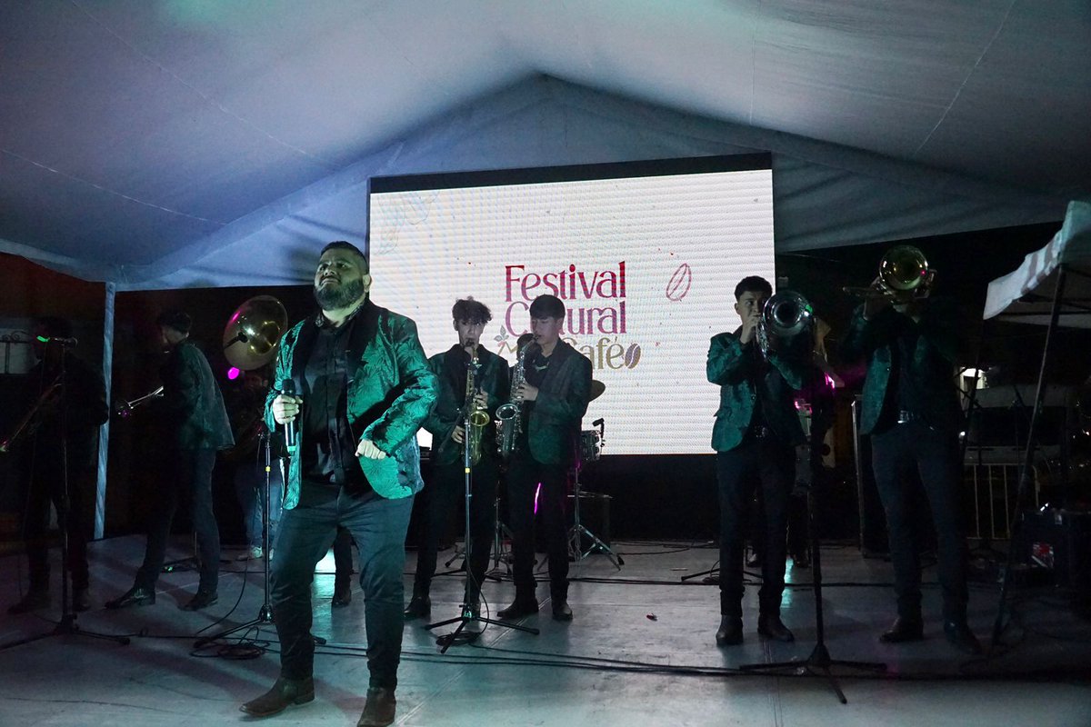 SECVERoficial's tweet image. Cerramos la noche con broche de oro en el Festival Cultural del Café 🥳 junto a los Toros de Almolonga y la Original Banda Latina 🎶☕✨.

Por la tarde disfrutamos de Merequetengue Teatro, un bello recital de arpas y la energía de Manguito con Chile 🎉.

#VeracruzEstáDeModa ❤️