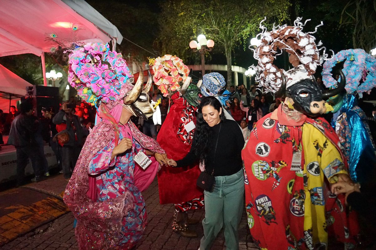 SECVERoficial's tweet image. Cerramos la noche con broche de oro en el Festival Cultural del Café 🥳 junto a los Toros de Almolonga y la Original Banda Latina 🎶☕✨.

Por la tarde disfrutamos de Merequetengue Teatro, un bello recital de arpas y la energía de Manguito con Chile 🎉.

#VeracruzEstáDeModa ❤️